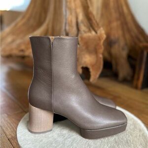COCLICO Travis Boots in Taupe